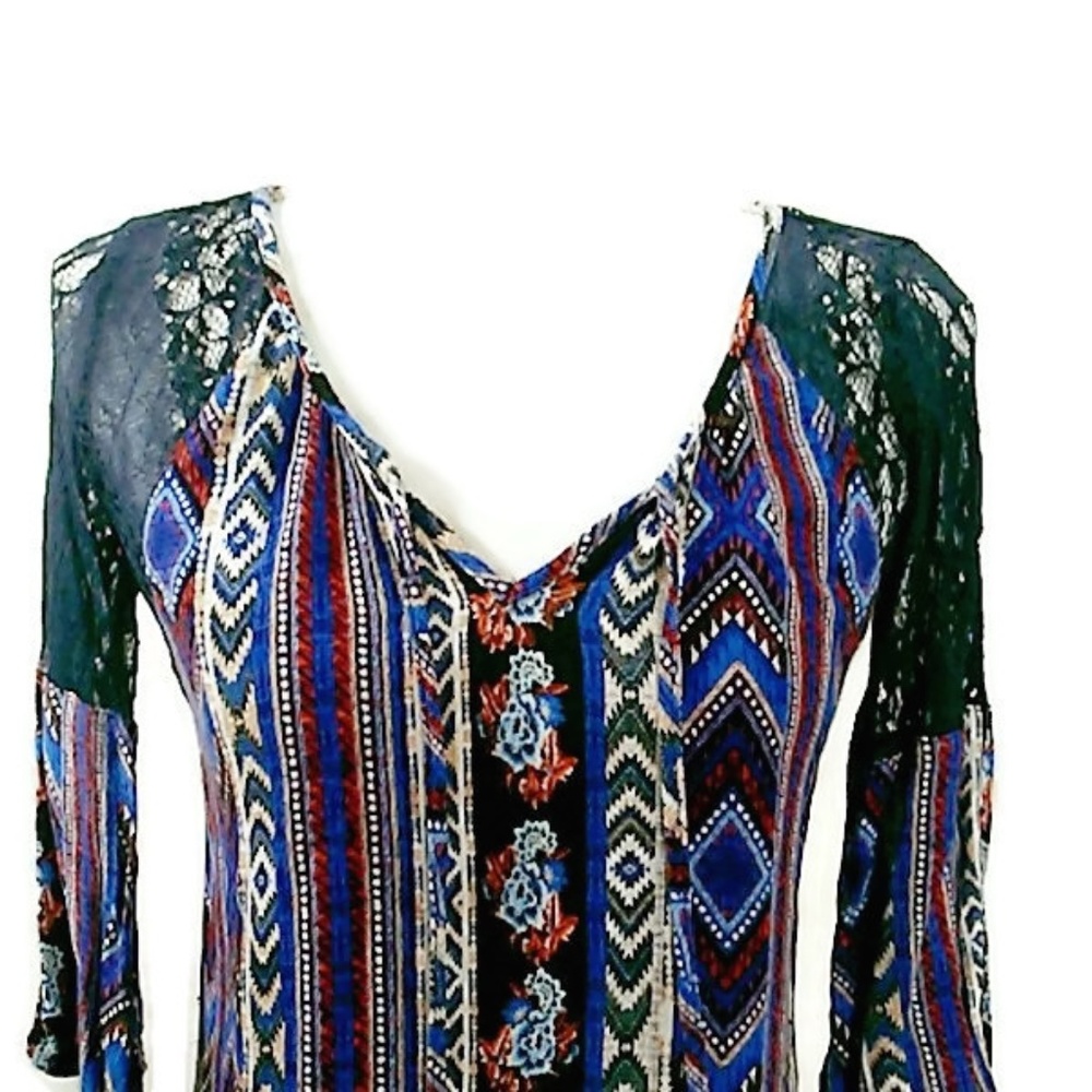 Daytrip 3/4 Sleeve Lace Shoulder Geometric Print